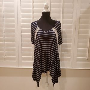 Como Vintage Top w/ Lace Detailing